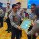 Penyerahan penghargaan Polda Jatim kepada Satlantas Polres Sampang sebagai 4 terbaik Program Polantas Menyapa 2026 bidang Regident