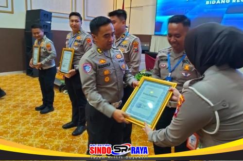 Penyerahan penghargaan Polda Jatim kepada Satlantas Polres Sampang sebagai 4 terbaik Program Polantas Menyapa 2026 bidang Regident
