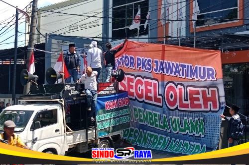 Aksi AMI di kantor DPW PKS Jawa Timur Surabaya menuntut pemecatan Aboe Bakar Al-Habsyi terkait polemik pernyataan ulama Madura