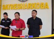 Petugas Satresnarkoba Polres Pamekasan menyampaikan keterangan pers terkait pengungkapan peredaran sabu di Pademawu dengan menangkap IRT dan residivis.