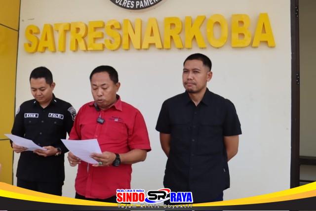 Petugas Satresnarkoba Polres Pamekasan menyampaikan keterangan pers terkait pengungkapan peredaran sabu di Pademawu dengan menangkap IRT dan residivis.