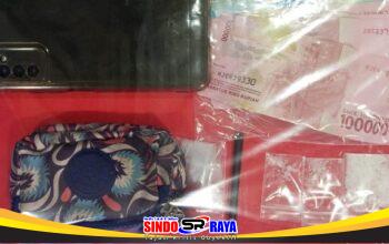 Barang bukti pengedar sabu Tanjung Perak berupa 4,02 gram sabu, uang tunai, ponsel dan tas kecil hasil penangkapan di Hangtuah Surabaya