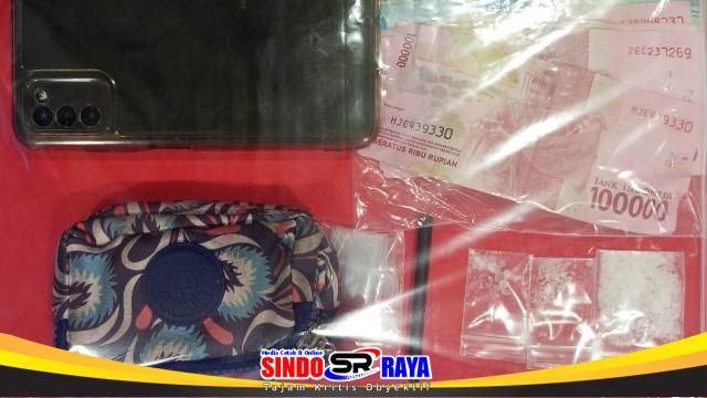 Barang bukti pengedar sabu Tanjung Perak berupa 4,02 gram sabu, uang tunai, ponsel dan tas kecil hasil penangkapan di Hangtuah Surabaya