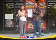 Korban menunjukkan bukti laporan penipuan investasi trading Rp100 juta di Satreskrim Polresta Sidoarjo