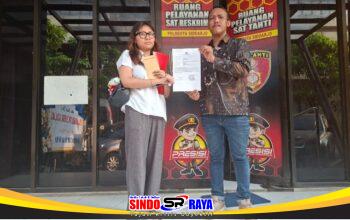 Korban menunjukkan bukti laporan penipuan investasi trading Rp100 juta di Satreskrim Polresta Sidoarjo