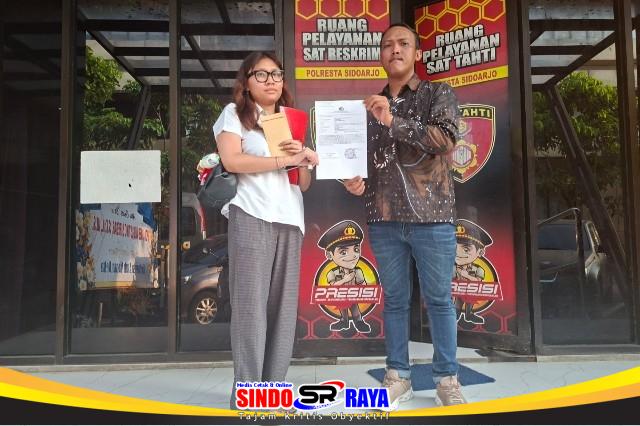 Korban menunjukkan bukti laporan penipuan investasi trading Rp100 juta di Satreskrim Polresta Sidoarjo