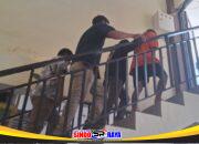 Petugas Satresnarkoba Polres Sampang mengamankan tersangka kasus peredaran ekstasi di Kecamatan Camplong Kabupaten Sampang