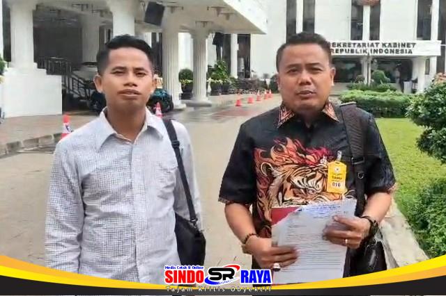 Ketua Umum AMI Baihaki Akbar dan Bendahara Umum AMI menunjukkan dokumen laporan Abu Bakar Al Habsyi ke Presiden melalui Setneg di Jakarta