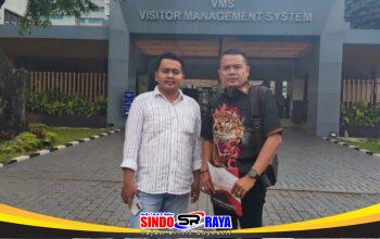 Ketua Umum AMI Baihaki Akbar didampingi Sekjen AMI menunjukkan dokumen laporan polemik Abu Bakar Al Habsyi di Gedung DPR RI Jakarta