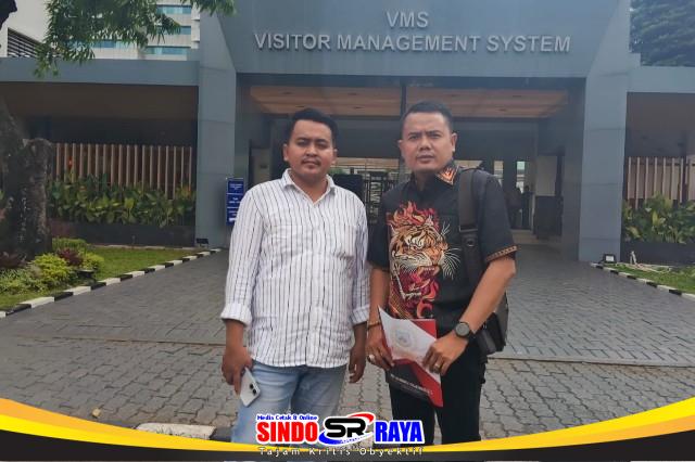 Ketua Umum AMI Baihaki Akbar didampingi Sekjen AMI menunjukkan dokumen laporan polemik Abu Bakar Al Habsyi di Gedung DPR RI Jakarta