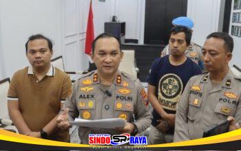 Kapolres Lumajang AKBP Alex Sandy Siregar memberikan keterangan pers terkait kasus penganiayaan Kepala Desa Pakel dengan 10 terduga pelaku diamankan