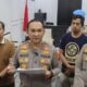 Kapolres Lumajang AKBP Alex Sandy Siregar memberikan keterangan pers terkait kasus penganiayaan Kepala Desa Pakel dengan 10 terduga pelaku diamankan