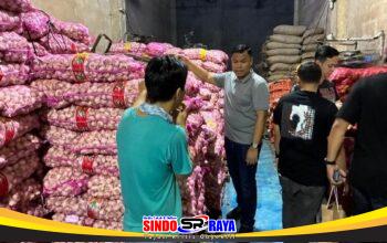 Petugas Bareskrim Polri memeriksa bawang impor ilegal dalam kasus penyelundupan bawang dan cabai ilegal di Pontianak