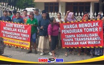 Warga Pagerwojo Sidoarjo memprotes pembangunan tower BTS diduga tanpa PBG dan menuntut transparansi kompensasi