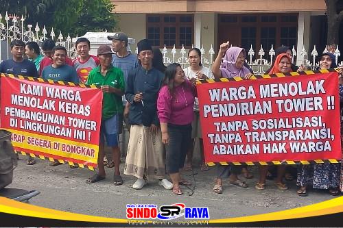 Warga Pagerwojo Sidoarjo memprotes pembangunan tower BTS diduga tanpa PBG dan menuntut transparansi kompensasi