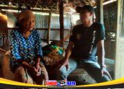 Cak Jum menyerahkan bantuan kepada Nenek Saedeh lansia yang hidup sendiri di rumah tak layak di Sampang