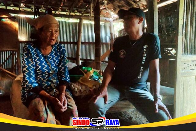 Cak Jum menyerahkan bantuan kepada Nenek Saedeh lansia yang hidup sendiri di rumah tak layak di Sampang