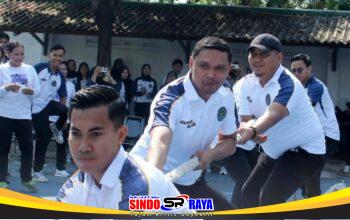 Pegawai pemasyarakatan wilayah Surabaya mengikuti lomba tarik tambang pada peringatan Hari Bhakti Pemasyarakatan ke-62 di Kanwil Ditjenpas Jawa Timur