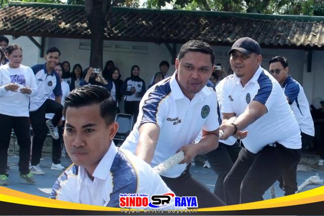 Pegawai pemasyarakatan wilayah Surabaya mengikuti lomba tarik tambang pada peringatan Hari Bhakti Pemasyarakatan ke-62 di Kanwil Ditjenpas Jawa Timur