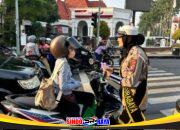 Hari Kartini 2026, Polwan Satlantas Polrestabes Surabaya Bagi Cokelat dan Helm untuk Pengendara Perempuan