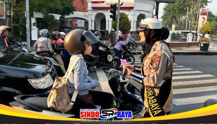 Hari Kartini 2026, Polwan Satlantas Polrestabes Surabaya Bagi Cokelat dan Helm untuk Pengendara Perempuan