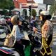 Hari Kartini 2026, Polwan Satlantas Polrestabes Surabaya Bagi Cokelat dan Helm untuk Pengendara Perempuan