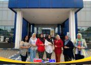 Polwan dan staf Satpas Colombo Surabaya mengenakan kebaya saat memperingati Hari Kartini 2026 di depan gedung Satpas SIM