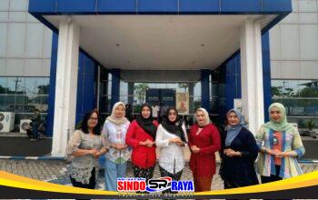 Hari Kartini 2026, Polwan dan Staf Satpas Colombo Surabaya Berkebaya dan Bagikan Cokelat