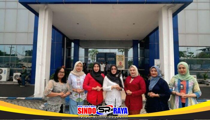 Hari Kartini 2026, Polwan dan Staf Satpas Colombo Surabaya Berkebaya dan Bagikan Cokelat