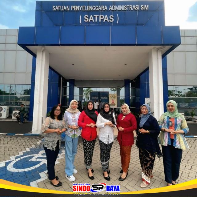 Polwan dan staf Satpas Colombo Surabaya mengenakan kebaya saat memperingati Hari Kartini 2026 di depan gedung Satpas SIM
