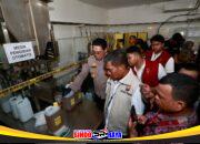 Petugas Polda Jatim memeriksa mesin pengisian otomatis dalam pengungkapan kasus produksi MinyaKita ilegal dengan takaran dikurangi hingga 300 ml