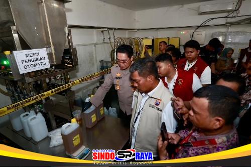 Petugas Polda Jatim memeriksa mesin pengisian otomatis dalam pengungkapan kasus produksi MinyaKita ilegal dengan takaran dikurangi hingga 300 ml