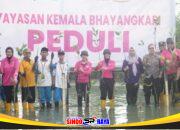 YKB Tanjung Perak tanam mangrove Kalianak bersama Bhayangkari, polisi, dan pelajar di kawasan pesisir Surabaya