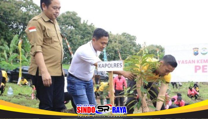 Hari Bumi, Polres Madiun Gandeng Perhutani Tanam Ribuan Bibit