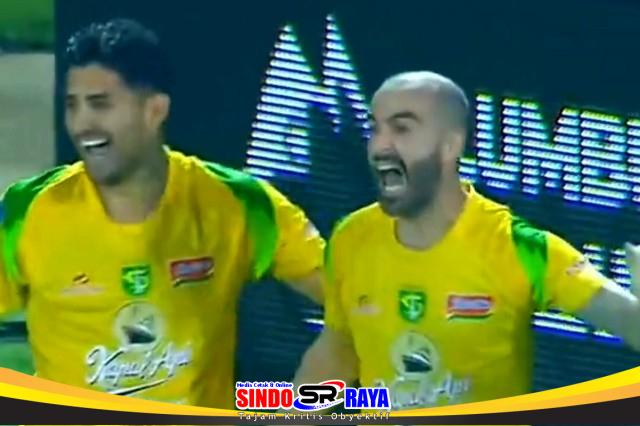Persebaya vs Malut United, Milos Raickovic dan Bruno Paraiba merayakan gol di Stadion Kie Raha
