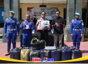 Ditpolairud Polda Jatim menunjukkan barang bukti BBM subsidi ilegal Tanjung Perak berupa jerigen berisi solar hasil pengungkapan kasus