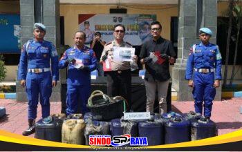 Ditpolairud Polda Jatim menunjukkan barang bukti BBM subsidi ilegal Tanjung Perak berupa jerigen berisi solar hasil pengungkapan kasus