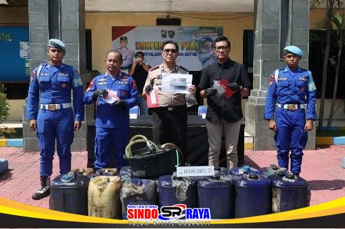 Ditpolairud Polda Jatim menunjukkan barang bukti BBM subsidi ilegal Tanjung Perak berupa jerigen berisi solar hasil pengungkapan kasus