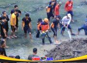 Gerakan Indonesia ASRI : Polres Ngawi Bersihkan Aliran Sungai di Jembatan Purba