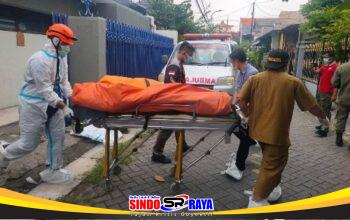 Petugas mengevakuasi jenazah perempuan yang ditemukan membusuk di rumah Tambaksari Surabaya