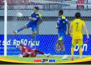 Francisco Rivera mencetak gol ketiga Persebaya saat melawan Arema FC dalam Derby Jatim di Stadion Kapten I Wayan Dipta Bali.