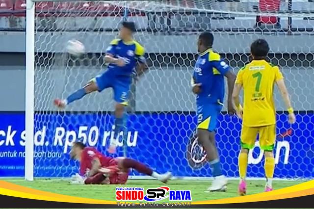 Francisco Rivera mencetak gol ketiga Persebaya saat melawan Arema FC dalam Derby Jatim di Stadion Kapten I Wayan Dipta Bali.