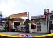 Kantor KB Samsat Surabaya Barat yang mengumumkan libur Hari Buruh 1 Mei 2026 dan kembali membuka layanan pada 2 Mei.