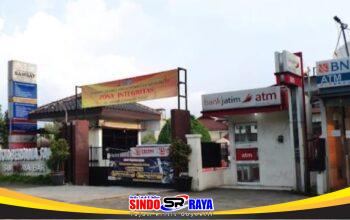 Kantor KB Samsat Surabaya Barat yang mengumumkan libur Hari Buruh 1 Mei 2026 dan kembali membuka layanan pada 2 Mei.