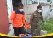 Petugas mengevakuasi jenazah pria yang ditemukan meninggal di rumah Simolawang Baru Sekolahan III Surabaya