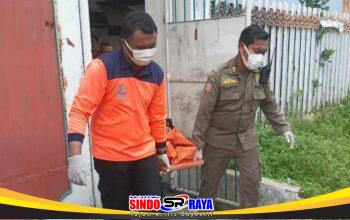 Petugas mengevakuasi jenazah pria yang ditemukan meninggal di rumah Simolawang Baru Sekolahan III Surabaya