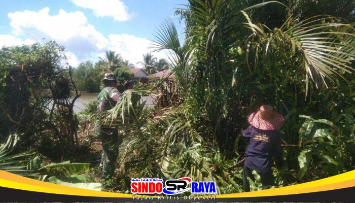 Bersama Warga Desa Binaan Personel Kodim 1009/Tla Gotong Royong Bersihkan Bantaran Sungai