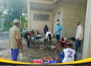 Dekat Dengan Warga Babinsa Koramil 03/Tebas Bersama Warga Gotong Royong Siapkan Tempat Pengecoran Halaman Musholla