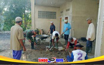 Dekat Dengan Warga Babinsa Koramil 03/Tebas Bersama Warga Gotong Royong Siapkan Tempat Pengecoran Halaman Musholla
