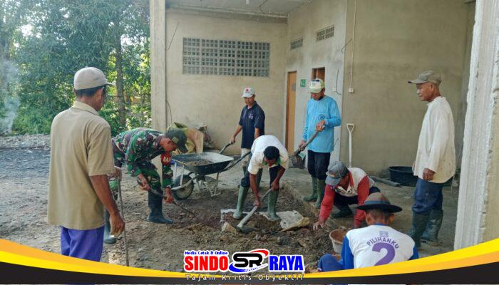 Dekat Dengan Warga Babinsa Koramil 03/Tebas Bersama Warga Gotong Royong Siapkan Tempat Pengecoran Halaman Musholla